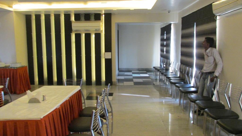 The Sapphire Grand Hotel Varanasi Bagian luar foto